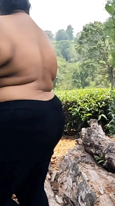 德西妻子在她的假期在阳台上享受裸体表演