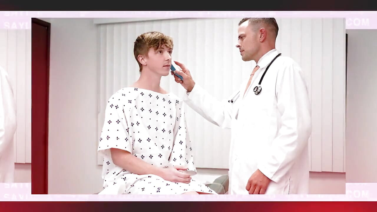 祭司领袖同时用手抚摸两根鸡巴, 直到它们射精