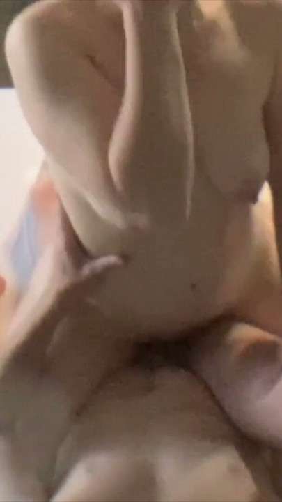 O gospodină nesătulă îl călărește pe soț până la orgasm, apoi domină în poziția Amazon | Clip 1