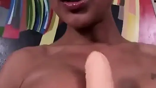 Perfekte französische schlampe mit dickem hintern spielt gerne mit ihrem spielzeug