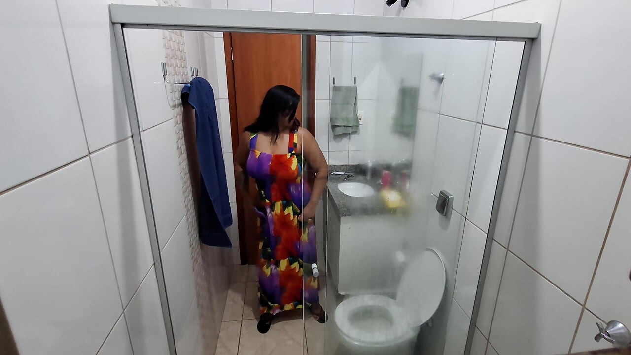 Prima Do Interior Tomando Banho - Filmei Escondido Essa Puta Deliciosa