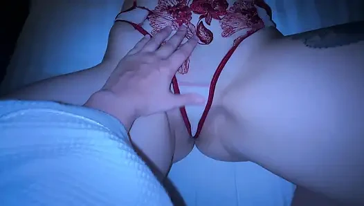 Yaramaz üvey kız kardeşler kimse görmezken makasla sert sikişiyor