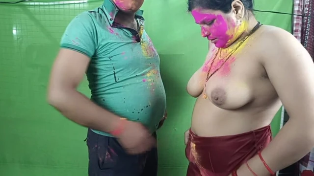 On the day of Holi, Pooja Bhabhi called her neighbor's brother-in-law and had a great fuck after applying gulal.