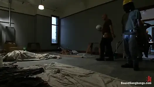 Ateşli kızıl saçlı cici rhodes sert yarak ve inşaat aletleri tarafından sikiliyor