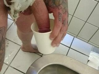 Descalço em um banheiro público