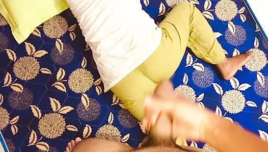Ibu tiri desi berbaring pura-pura tidur untuk memakan kontolnya