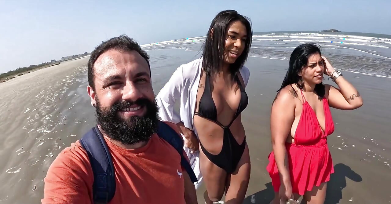 Baianinha Trans rucha parę na plaży