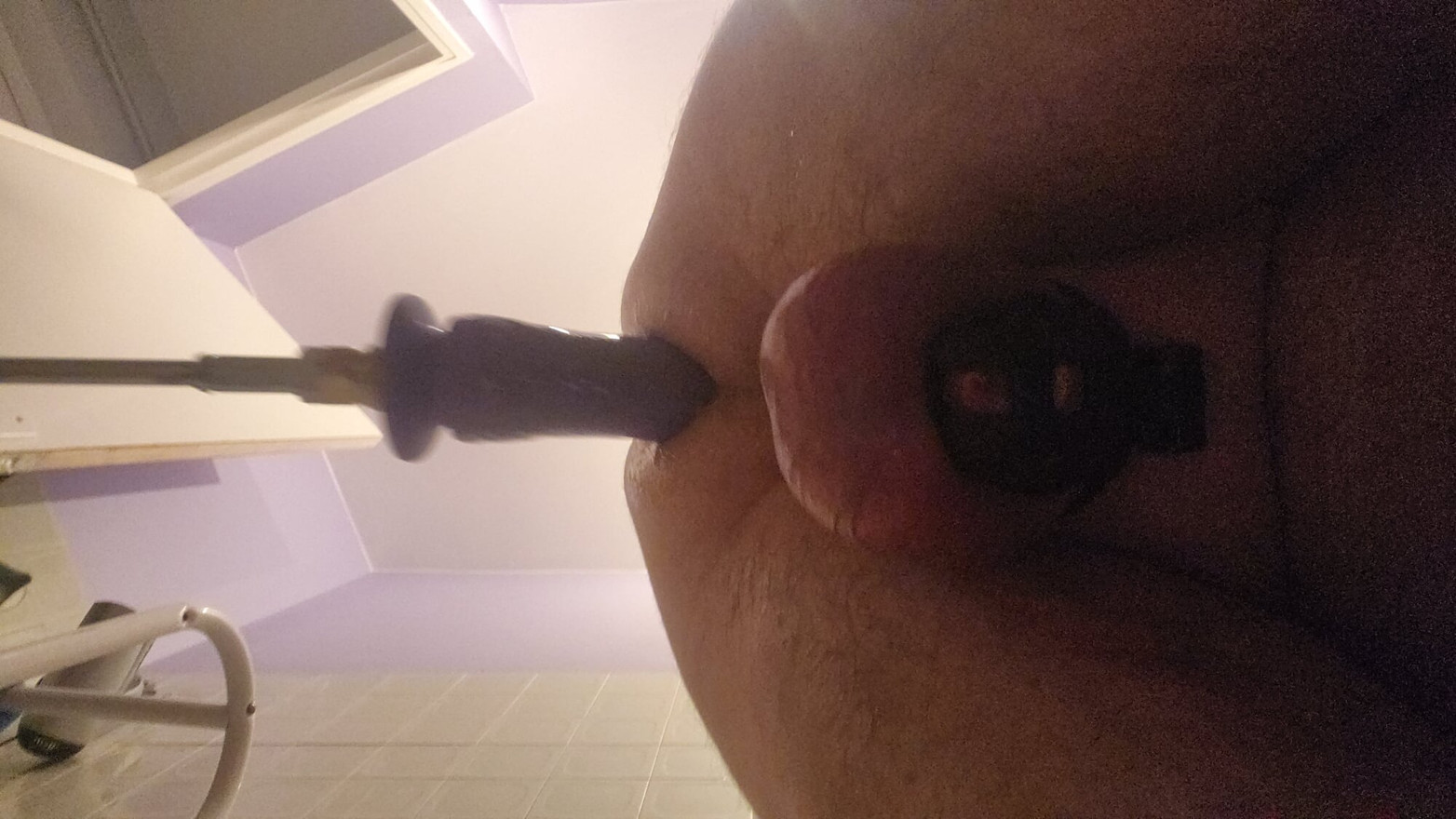 Knullmaskin med brystklemmer og ballgag