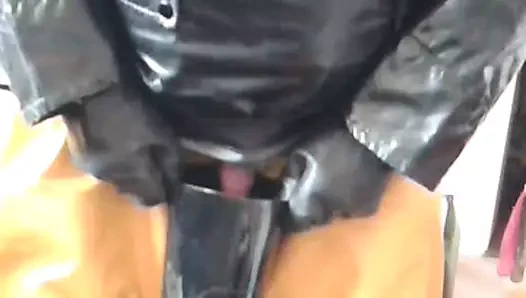 çiş ve boşalmak alem içinde kauçuk