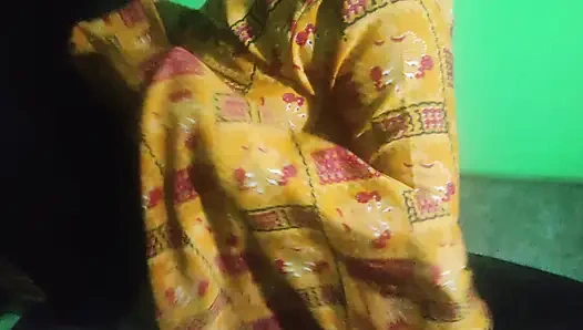 Yenge ki ko akela dekhkar choda mota land lekar khus ho gayi