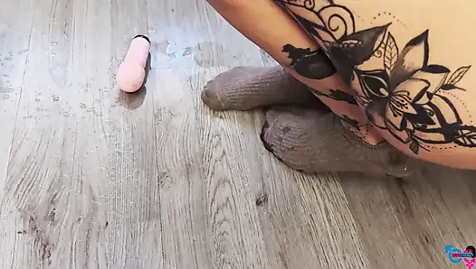 Italian Girl Caught Masturbating Gives a Blowjob Kneeling on Her Squirt