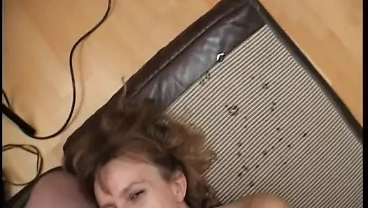 Cewek nakal rambut cokelat dengan lingerie seksi dan stoking seksi ini lagi asik muasin memeknya pakai mainan seks