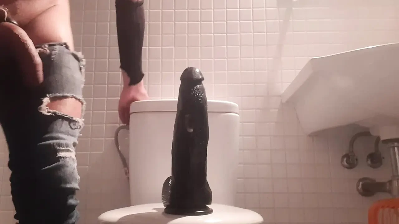 Squirting doing squats with a nere dildo