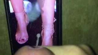 オルガ・カリカのセクシーな足の赤いつま先の爪に射精