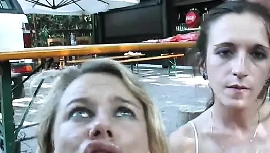 Apa pun bisa masuk ke pantat pelacur pirang ini