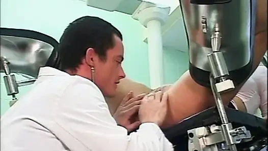 Schöne junge blondine mit dicken titten gefickt und vom frauenarzt auf ihren arsch abspritzen