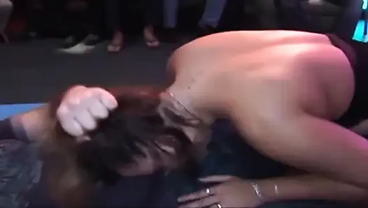 Reife schätzchen gefingert und lutschen im wilden club-gangbang