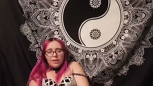 Gadis gotik yang imut lagi asik ngentot memeknya pakai mainan seks