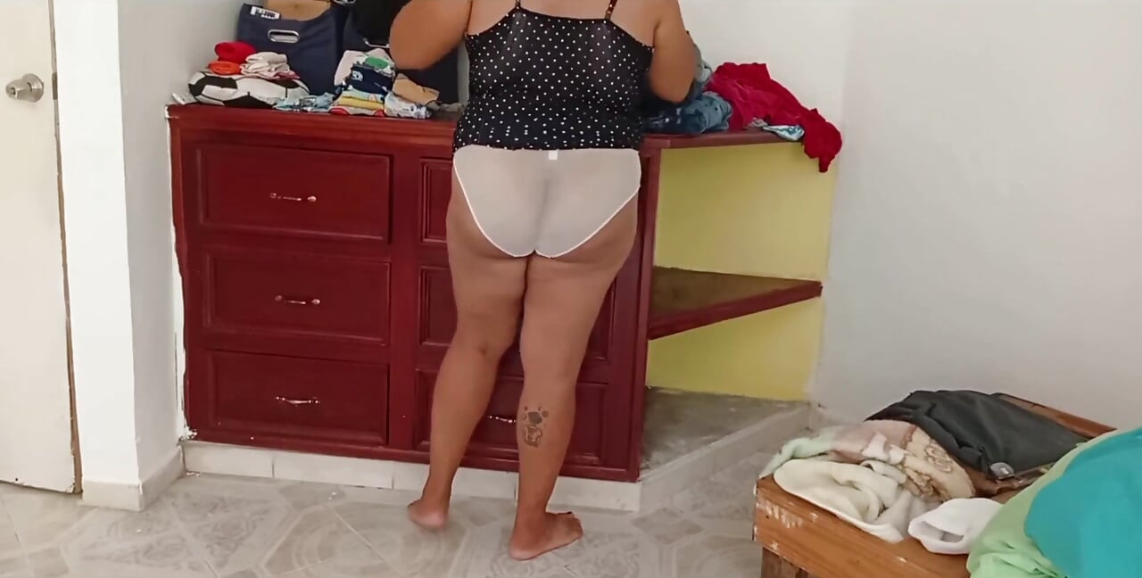 Molliges mädchen räumt das zimmer auf und faltt die kleidung