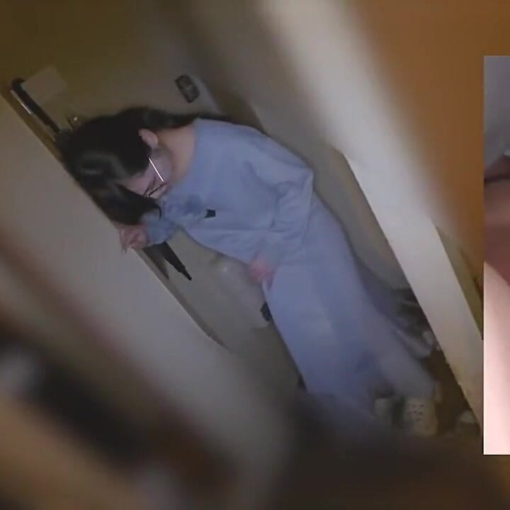 연약한 상속녀의 열기는 자연스럽고 풍부한 아름다움으로서 위험한 임시 부스 안에서 따뜻한 입 안의 지지를 제공합니다.