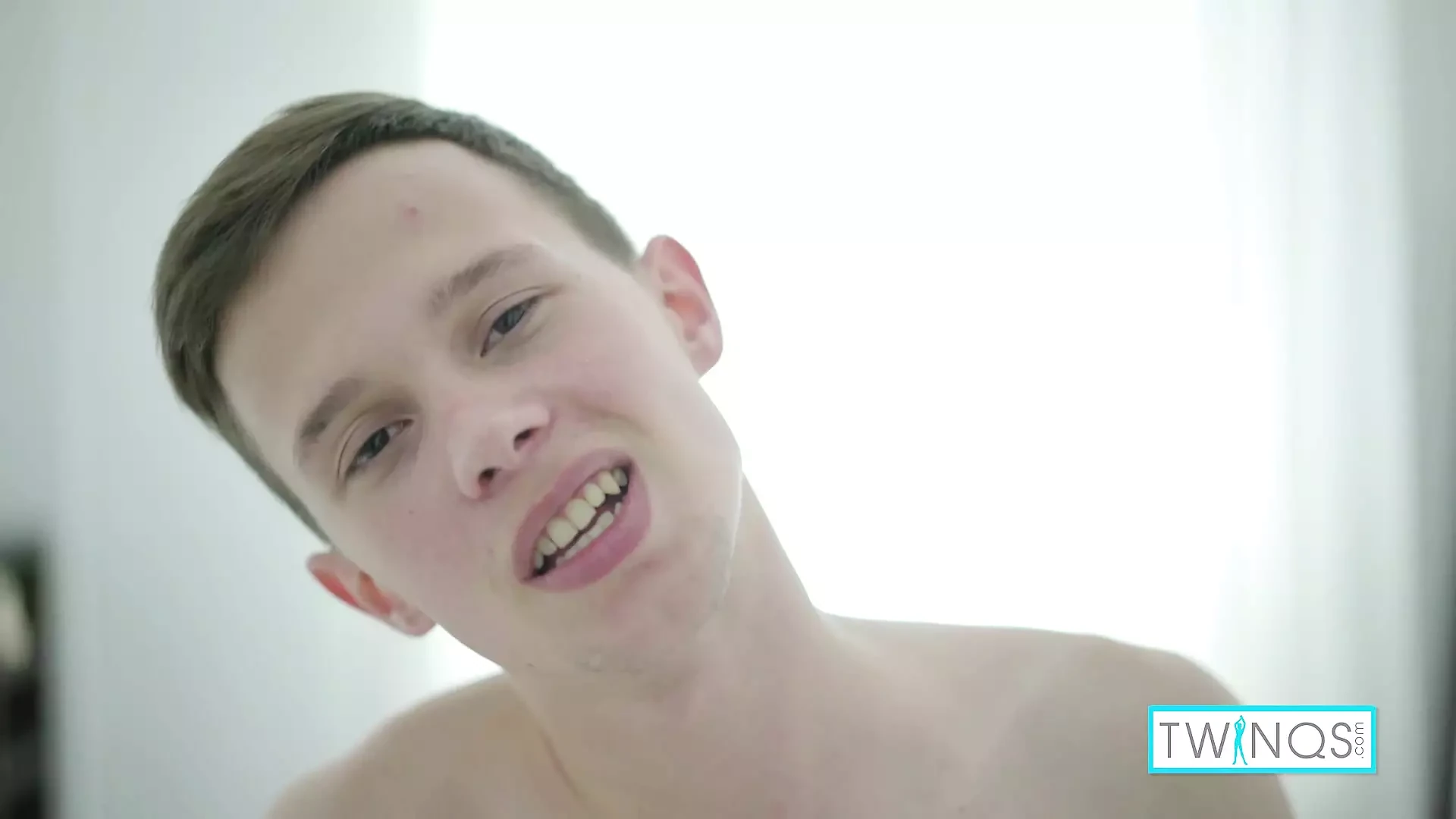 Aaron在单人会议视频中射精了自己的胸部和腹肌！