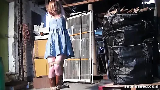 Schweres mädchen mit schwierigkeiten, von mädchen kontrolliert
