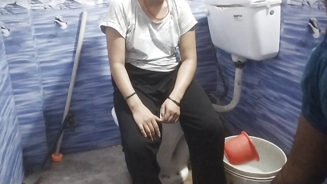 Gaav ki ladki ko bathroom me akele le jakar pura lund muh me dall diya gaand chut ki hard fucking