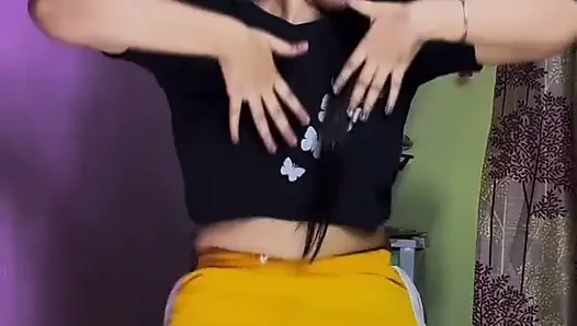 Indian Dehati young bhabhi aaur gav ka ladka aaj bhabhi ke bade bade boobs suma bhabhi bahot khush ho gai - boobs suking video h