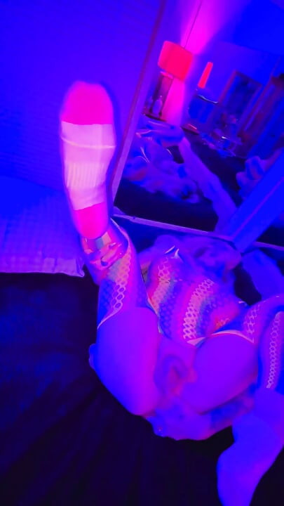 69 σε Neon Bodystocking POV Doggy Creampie με TS Diana Deelight με κάλτσες.