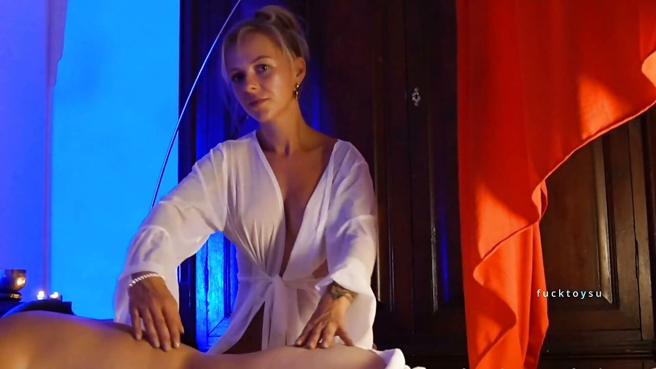 Zmysłowy naoliwiony masażystka topless pleców i estetyczny pochwowy wydalenie perły