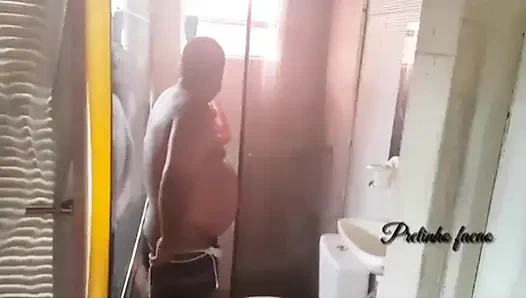 Непослушный сосед предложил мне деньги, чтобы я принял душ