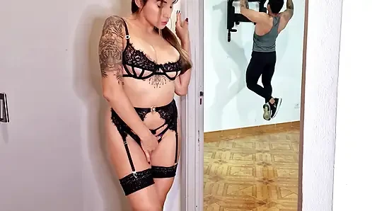 Atemberaubende MILF in dessous bittet ihren stiefsohn, sie zu ficken, während ihr ehemann weg ist!