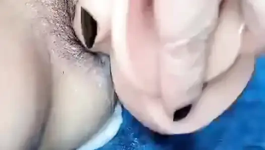 Зрелая шлюшка пробует новую большую игрушку в ее большой волосатой сперме, пока он не сделает большой сквирт