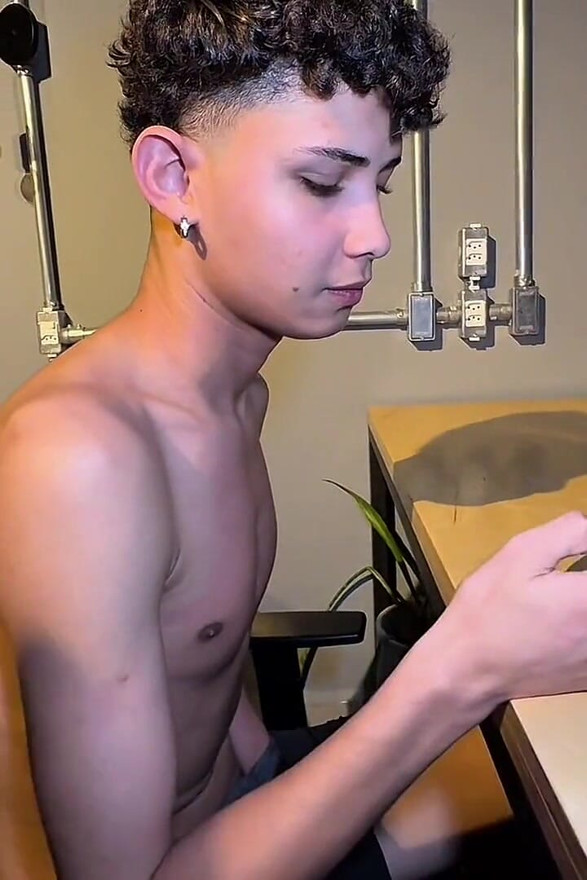 En ung jomfru selger sjelen sin til demonen kitagawa i bytte mot sex etter å ha blitt ydmyket av medstudentene sine.