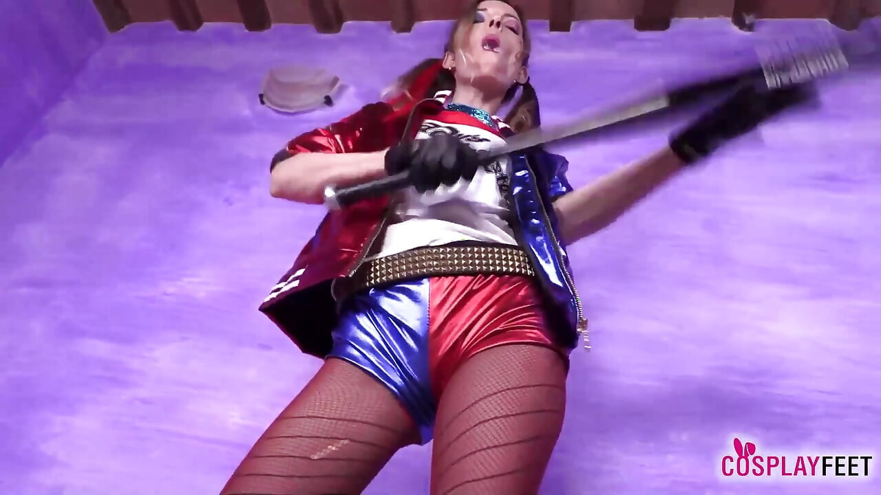 Сногсшибательная русалка в суперсексуальном наряде Harley Quinn, косплей