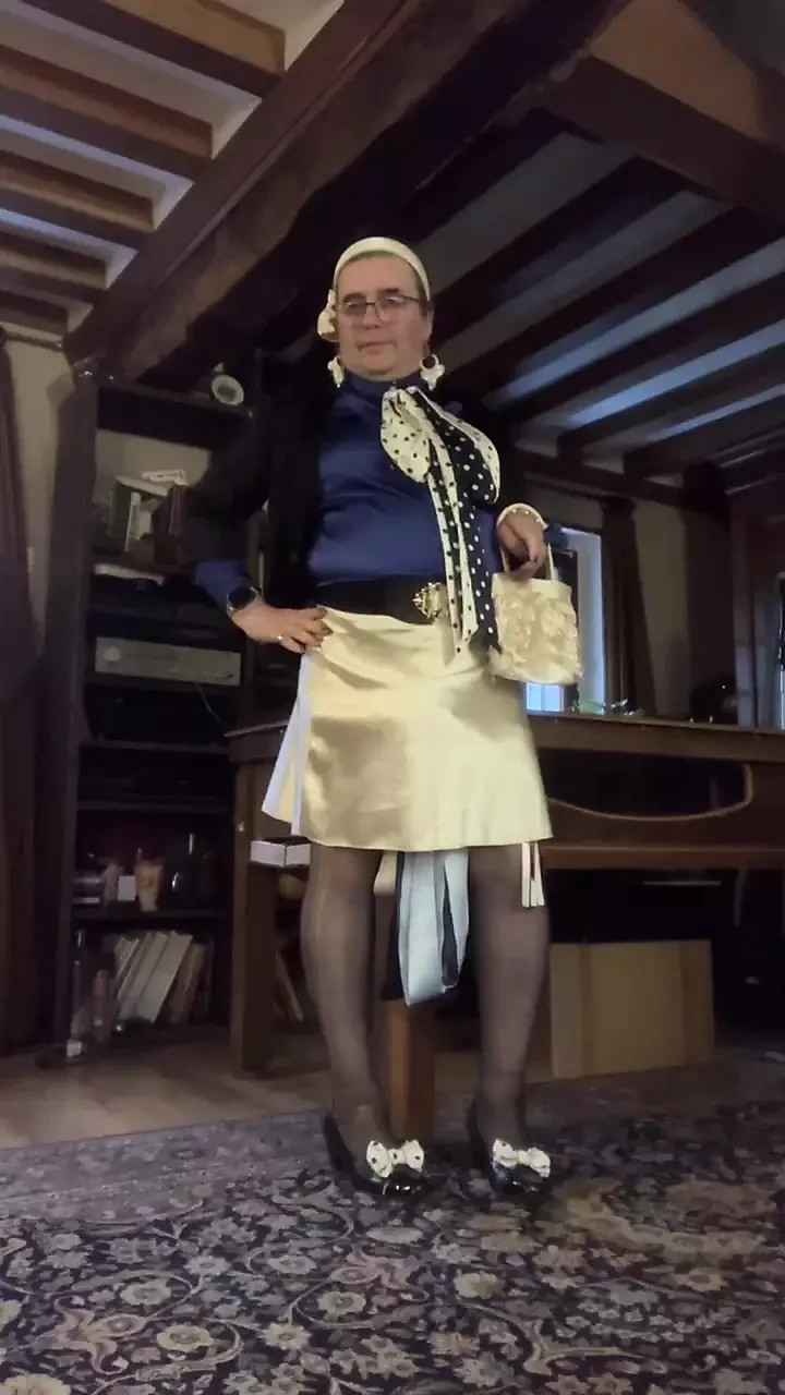 Vestida con una faldita beige para una noche