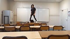 Twink-studente Jon Arteen gaat naar school om een sexy dans te doen vóór een striptease op het bureau van de leraar in een klaslokaal