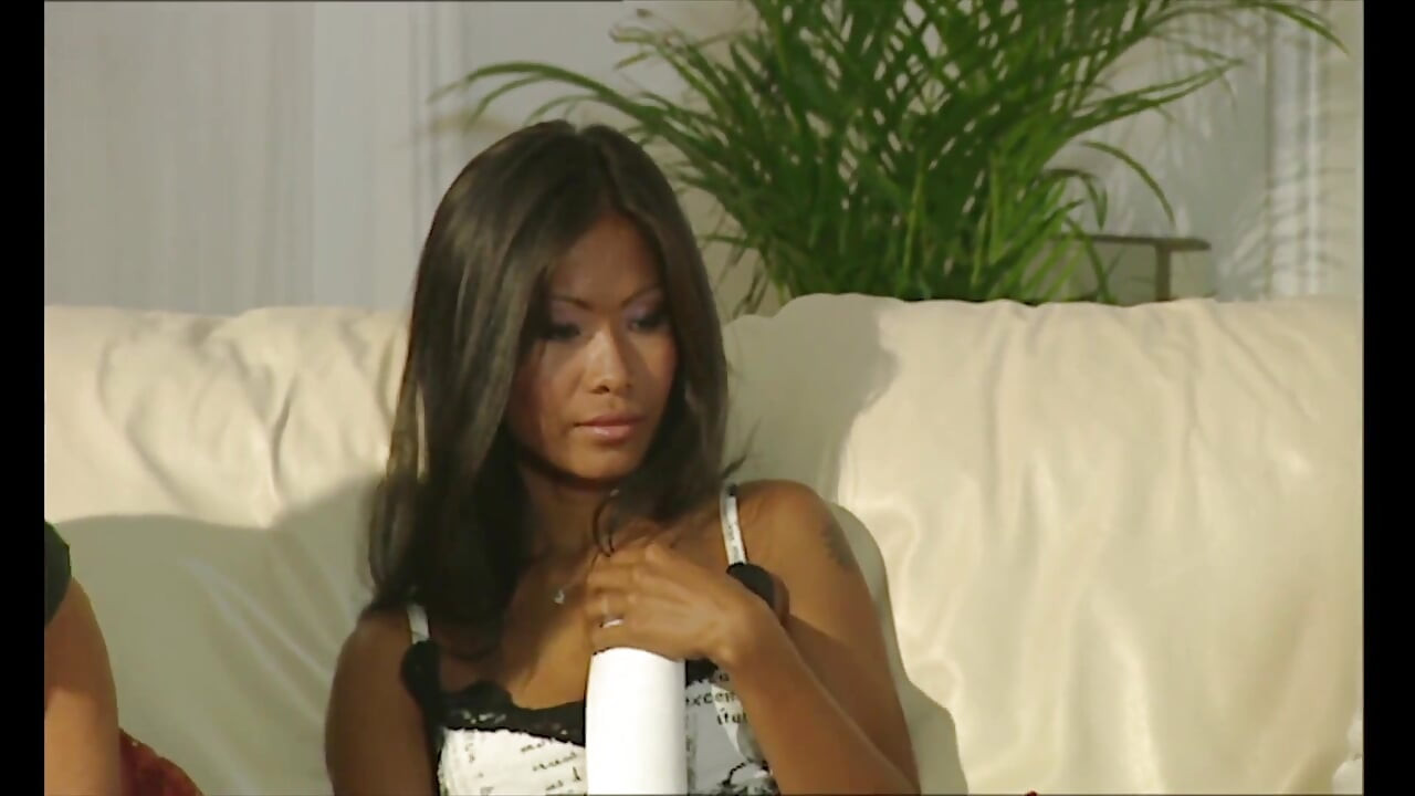 Κερατάς γαμάει Ταϊλανδέζα γυναίκα σε διπλή διείσδυση