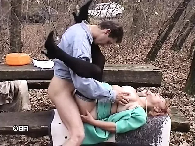 Nonna fa sesso nei boschi