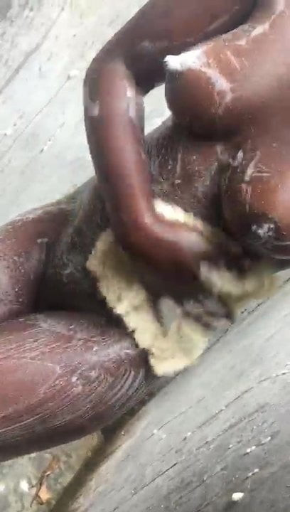 Debbie aunty bathin