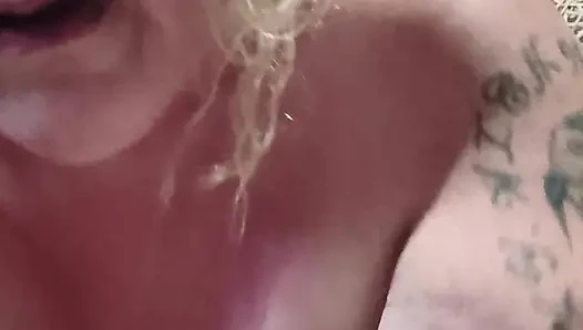 Memek besras slop lagi asik di atasnya
