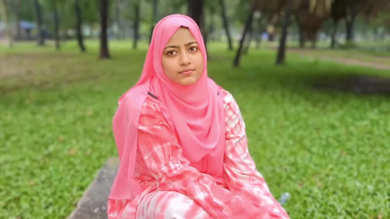 A girl sits alone in the park, then she meets him and friendship then love.