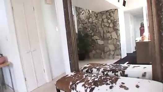 Sarışın sürtük siyah bir canavar yarak yiyor ve sıkı amcığını sert bir ırklararası sikiş için hazırlıyor