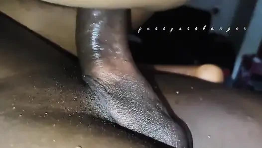 Aku lagi asik ngentot kontol raksasaku di ranjang