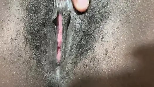 Große muschi spielt mit sexspielzeug-spaß