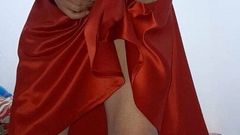 サテンの赤いスカートに射精されるゴージャスなパーティードレス
