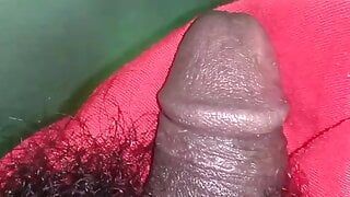 Une grosse bite baise avec un soutien-gorge rouge,