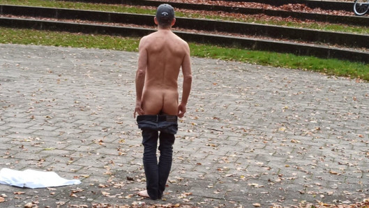 Stripperin im Park