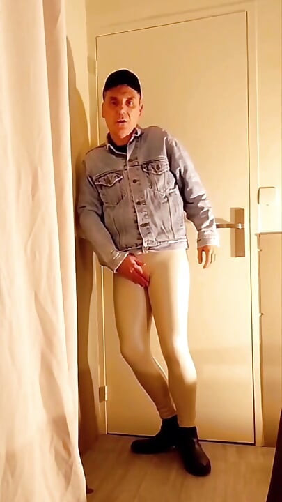 Despertando em leggings de vinil branco