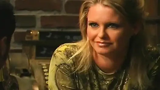 Blondes schätzchen verführt polizist zu intensiven oralen und hardcore-fick